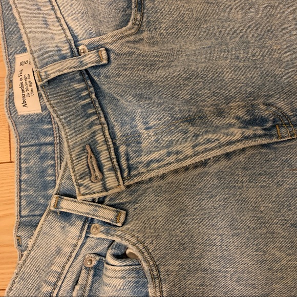 Abercrombie light wash jeans - Picture 2 of 3